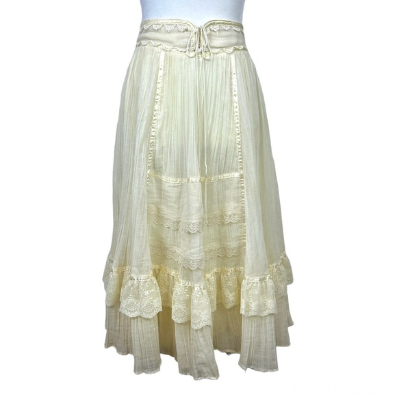 Gunne Sax Dresses & Skirts - Gunne Sax Vintage Cream Tier Lace Ribbon Boho Skirt in size 9 (modern size 6)